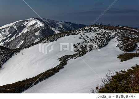 北アルプス・蝶槍ピークから見る残雪の蝶ヶ岳への稜線 北アルプス・蝶槍ピークから見る残雪の蝶ヶ岳への稜線 98869747