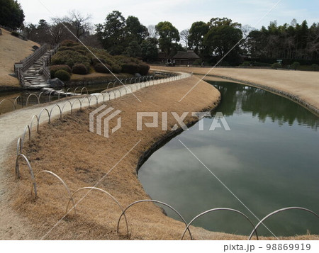 早春の岡山後楽園　横位置 98869919