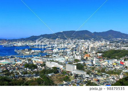 【長崎県】天神山展望台から見た快晴の佐世保港 【長崎県】天神山展望台から見た快晴の佐世保港 98870535
