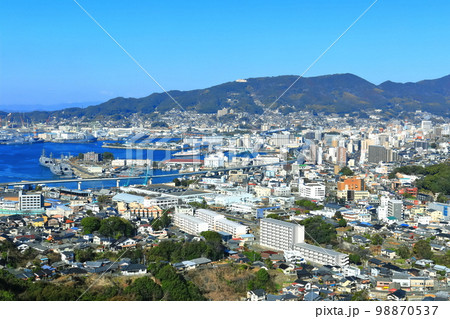 【長崎県】天神山展望台から見た快晴の佐世保港 98870537