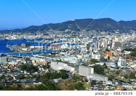 【長崎県】天神山展望台から見た快晴の佐世保港 98870539