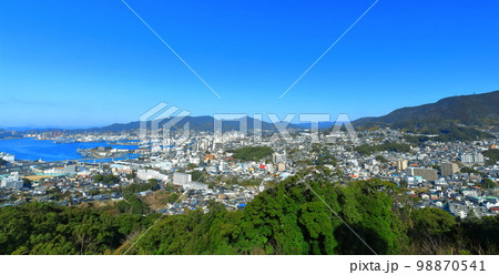 【長崎県】天神山展望台から見た快晴の佐世保港 98870541