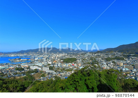【長崎県】天神山展望台から見た快晴の佐世保港 98870544