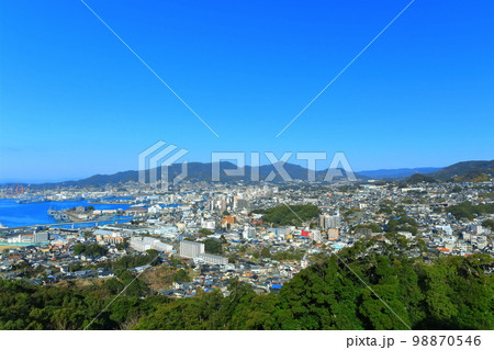 【長崎県】天神山展望台から見た快晴の佐世保港 【長崎県】天神山展望台から見た快晴の佐世保港 98870546