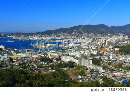 【長崎県】天神山展望台から見た快晴の佐世保港 【長崎県】天神山展望台から見た快晴の佐世保港 98870548