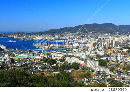 【長崎県】天神山展望台から見た快晴の佐世保港 【長崎県】天神山展望台から見た快晴の佐世保港 98870549