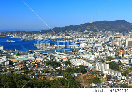 【長崎県】天神山展望台から見た快晴の佐世保港 98870550
