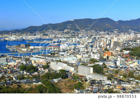 【長崎県】天神山展望台から見た快晴の佐世保港 98870553