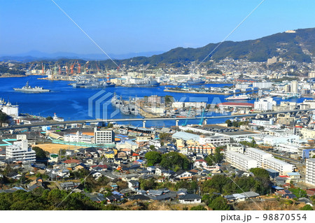 【長崎県】天神山展望台から見た快晴の佐世保港 【長崎県】天神山展望台から見た快晴の佐世保港 98870554