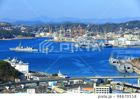 【長崎県】天神山展望台から見た海上自衛隊(佐世保港) 【長崎県】天神山展望台から見た海上自衛隊(佐世保港) 98870558