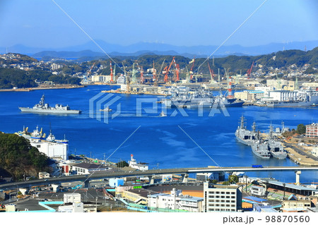 【長崎県】天神山展望台から見た海上自衛隊(佐世保港) 【長崎県】天神山展望台から見た海上自衛隊(佐世保港) 98870560
