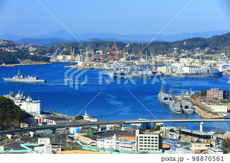 【長崎県】天神山展望台から見た海上自衛隊（佐世保港） 98870561