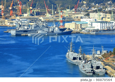 【長崎県】天神山展望台から見た海上自衛隊（佐世保港） 98870564