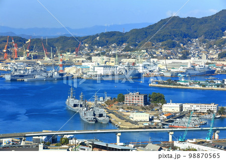 【長崎県】天神山展望台から見た海上自衛隊（佐世保港） 98870565