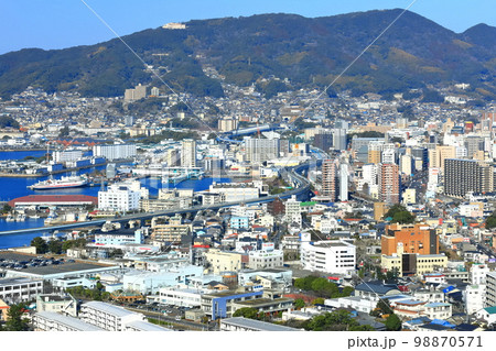 【長崎県】天神山展望台から見た快晴の佐世保港 98870571
