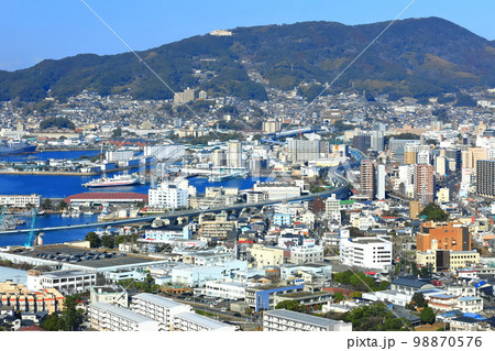 【長崎県】天神山展望台から見た快晴の佐世保港 【長崎県】天神山展望台から見た快晴の佐世保港 98870576