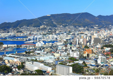 【長崎県】天神山展望台から見た快晴の佐世保港 98870578