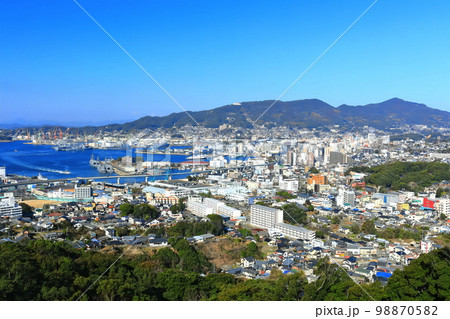 【長崎県】天神山展望台から見た快晴の佐世保港 【長崎県】天神山展望台から見た快晴の佐世保港 98870582
