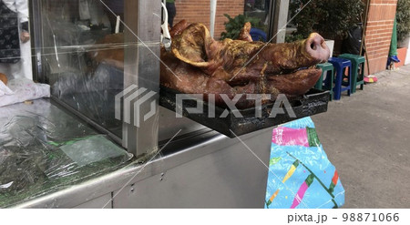 レチョナ、コロンビア料理、豚の丸焼き 98871066