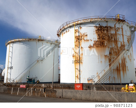 石油の貯蔵タンク 石油の貯蔵タンク 98871123