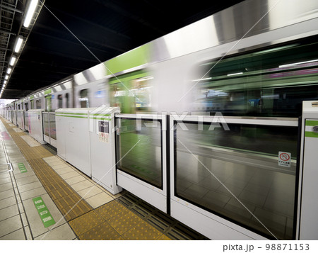 発車する山手線 98871153
