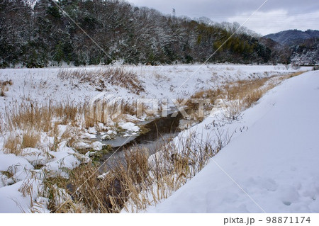 川に降り積もった雪の風景 98871174