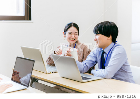 会社のオフィス・会議室でコーヒーを飲みながら休憩するビジネスウーマンとビジネスマン(アジア人) 会社のオフィス・会議室でコーヒーを飲みながら休憩するビジネスウーマンとビジネスマン(アジア人) 98871216