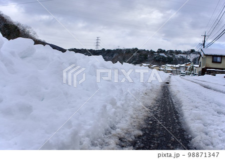 タイヤ跡のついた道路の雪景 タイヤ跡のついた道路の雪景 98871347