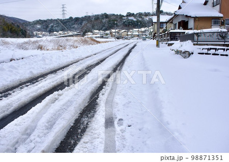 タイヤ跡のついた道路の雪景 タイヤ跡のついた道路の雪景 98871351