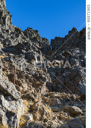 長野県の八ヶ岳登山：文三郎尾根から赤岳山頂への岩場 98871905