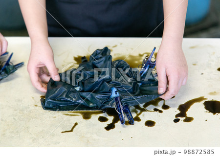 藍染を作る工程　素材画像伝統工芸のイメージ素材 98872585