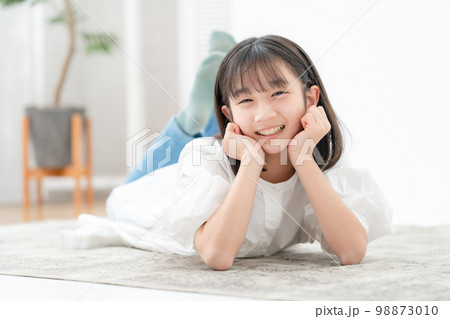 頬杖をついて寝転ぶ女の子 頬杖をついて寝転ぶ女の子 98873010