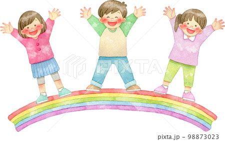 虹の上に立ってバンザイをしている笑顔の子供たちの水彩イラスト 98873023
