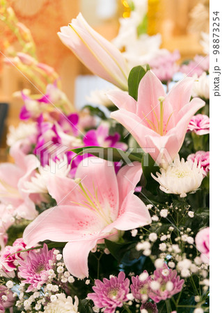 お葬式のイメージ写真　仏花　供花　祭壇の素材画像 98873254