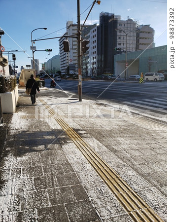 都会の雪　降雪　スリップ 98873392