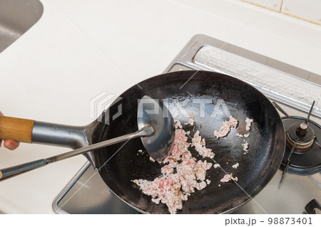 【マーボー茄子を作る ひき肉を炒める】 【マーボー茄子を作る ひき肉を炒める】 98873401