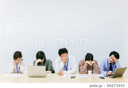会社・オフィスで転職・人間関係・ブラック企業・ストレス・パワハラ・鬱病で悩む会社員の男女（5人） 98873443