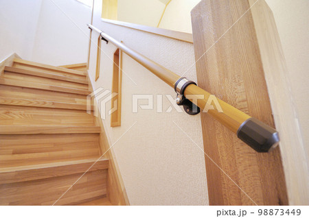 二階建て住宅の階段と手摺り 98873449