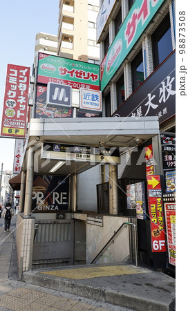 大阪メトロ堺筋線、千日前線、近鉄電車の日本橋駅の6号出入口 98873508