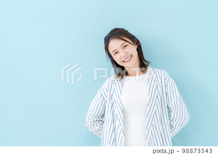 女性　カジュアル　ブルーバック 98873543