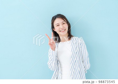 女性　カジュアル　ブルーバック　ピース 98873545