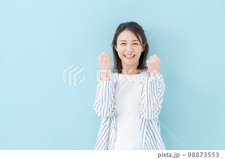 女性 カジュアル ブルーバック ガッツポーズ 女性 カジュアル ブルーバック ガッツポーズ 98873553