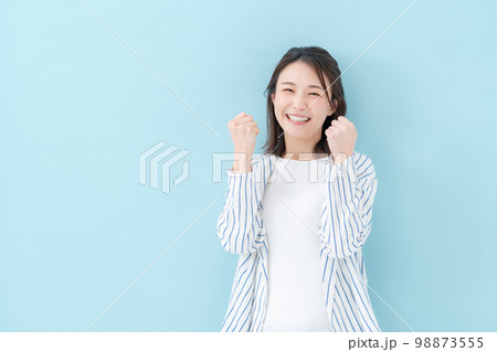 女性 カジュアル ブルーバック ガッツポーズ 女性 カジュアル ブルーバック ガッツポーズ 98873555