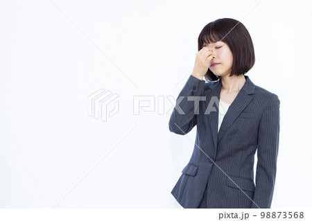 眼精疲労の30代ビジネスウーマン 98873568