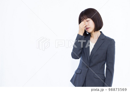 眼精疲労の30代ビジネスウーマン 眼精疲労の30代ビジネスウーマン 98873569