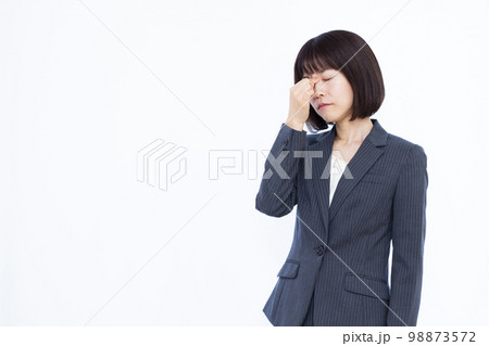 眼精疲労の30代ビジネスウーマン 眼精疲労の30代ビジネスウーマン 98873572