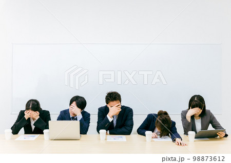 会社で倒産・疲労・リストラ・パワハラ・ブラック企業・ストレスに困る・悩む会社員の男女 98873612