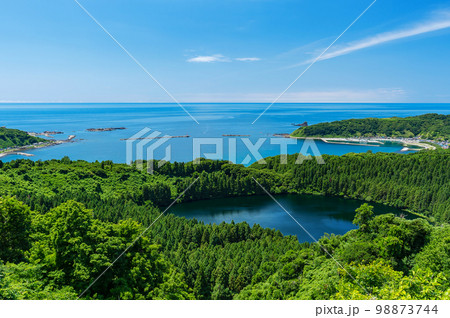 【秋田県男鹿半島】八望台から眺める日本海の絶景。戸賀湾は海水浴場としても有名 【秋田県男鹿半島】八望台から眺める日本海の絶景。戸賀湾は海水浴場としても有名 98873744