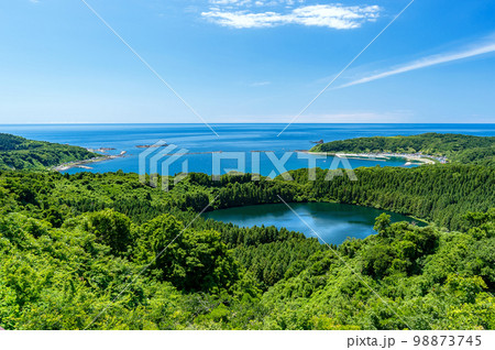 【秋田県男鹿半島】八望台から眺める日本海の絶景。戸賀湾は海水浴場としても有名 【秋田県男鹿半島】八望台から眺める日本海の絶景。戸賀湾は海水浴場としても有名 98873745