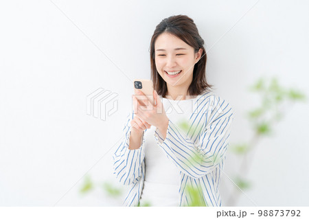 スマホ　女性　インフルエンサー 98873792